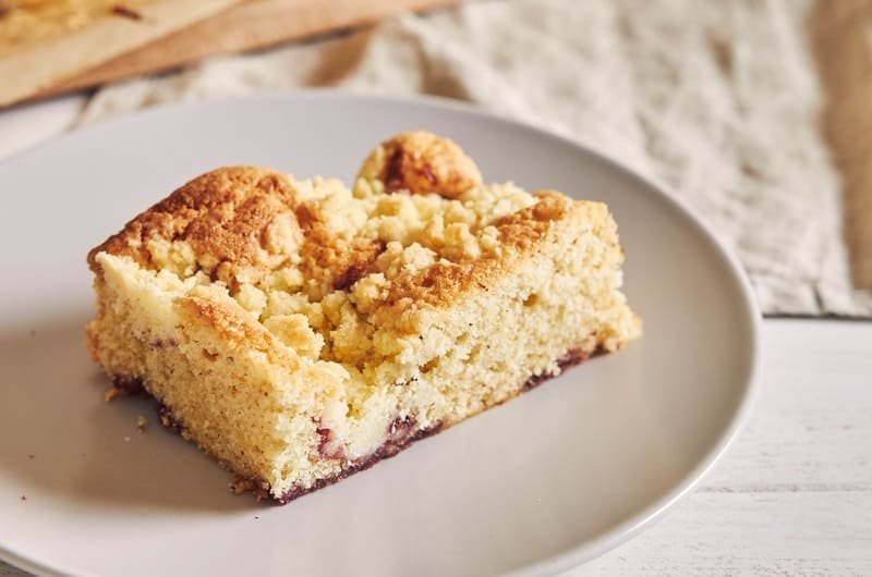 Bezglutenowe ciasto z kruszonką, puszysty wypiek z chrupiącą kruszonką podany na jasnym talerzu
