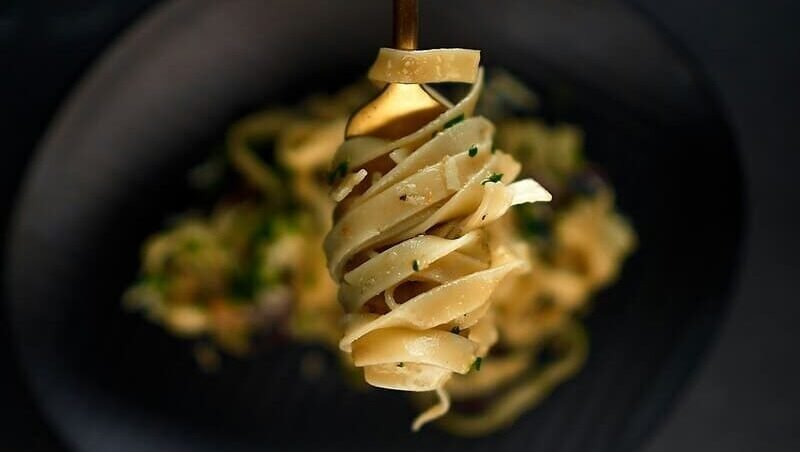 Makaron bezglutenowy podawany z sosem jako przykład dania gluten free