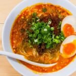 Ramen bezglutenowy w stylu tantanmen, z makaronem bez glutenu, mięsem mielonym i jajkiem na półmiękko