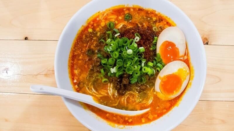 Ramen bezglutenowy w stylu tantanmen, z makaronem bez glutenu, mięsem mielonym i jajkiem na półmiękko