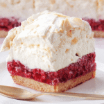 bezglutenowa malinowa chmurka – ciasto z galaretką malinową, kremem mascarpone i bezą na kruchym spodzie