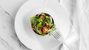 lekka sałatka odpowiednia dla osób na diecie bez glutenu