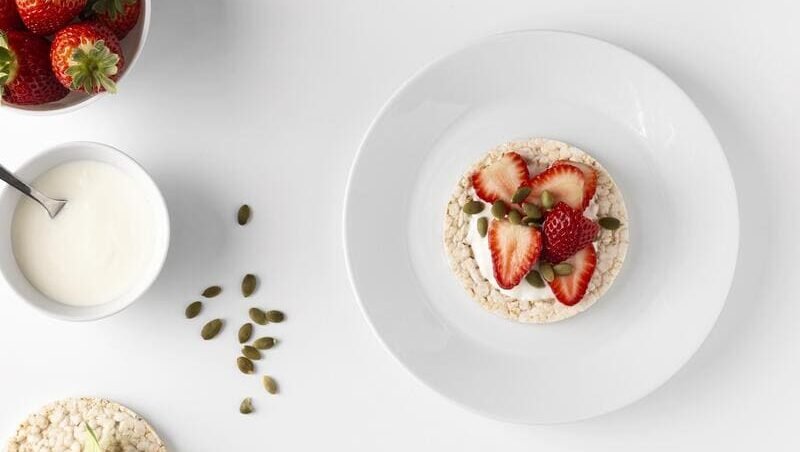 Wafle ryżowe z truskawkami i jogurtem – prosty bezglutenowy posiłek