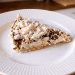 Bezglutenowe ciasto kinder country na talerzu – kremowy deser z chrupiącym ryżem ekspandowanym i czekoladą, bez pieczenia.