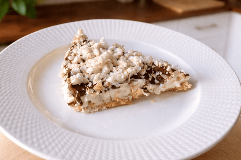 Bezglutenowe ciasto kinder country na talerzu – kremowy deser z chrupiącym ryżem ekspandowanym i czekoladą, bez pieczenia.