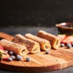 krokiety bez glutenu panierowane podane na drewnianej desce