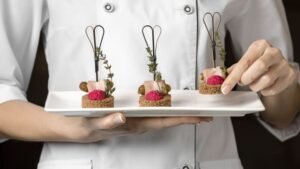 eleganckie przekąski bez glutenu serwowane na przyjęciu weselnym