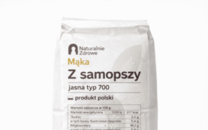 opakowanie mąki z samopszy na białym tle