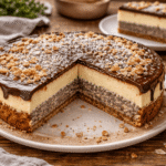 Bezglutenowy seromakowiec z polewą czekoladową, warstwą makową i serową, podany na talerzu w rustykalnym, domowym stylu