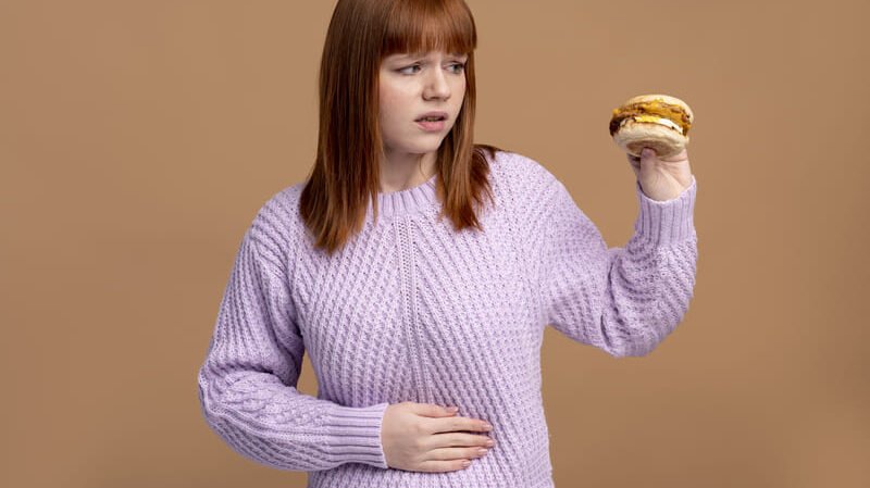 kobieta odczuwająca dyskomfort po jedzeniu mimo diety bez glutenu