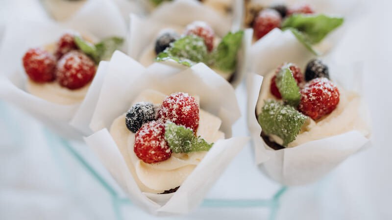 deser w wersji bez glutenu podany w formie małych porcji na wielkanoc