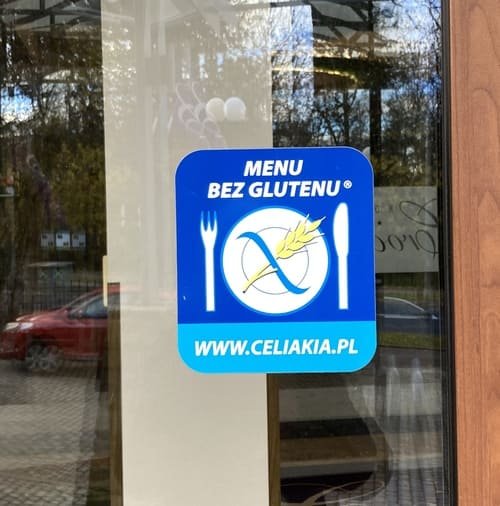 zdjęcie certyfikatu menu bz glutenu na drzwiach restauracji w zakopanem
