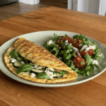 Puszysty omlet bez mąki z warzywami i bazylią, podany na talerzu w domowych warunkach, naturalne światło