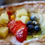 Omlet biszkoptowy bez glutenu, puszysty omlet na słodko z owocami i cukrem pudrem, inspirowany dutch baby