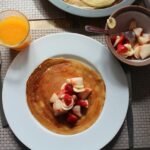 Puszysty omlet na słodko bez mąki z owocami, podany na talerzu jako zdrowe śniadanie
