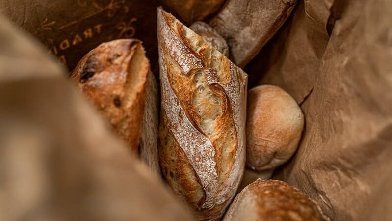 Pieczywo bezglutenowe w papierowej torbie — chrupiące chleby i bułki gluten free