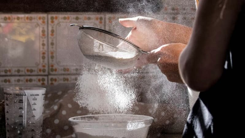 Mączka chleba świętojańskiego (E410) używana do przygotowania ciasta bezglutenowego