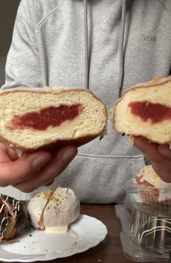 Przekrojony bezglutenowy pączek Putka z nadzieniem różanym