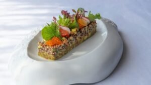 Danie bezglutenowe z warzywami i mikroliśćmi – restauracje bezglutenowe w Kielcach