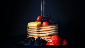 Bezglutenowe pancakes z truskawkami, jeżynami i syropem – Mielec bez glutenu