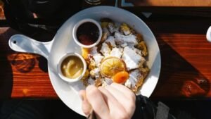 Kaiserschmarrn bez glutenu z cukrem pudrem i owocowymi dodatkami