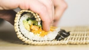 Przygotowanie sushi bez glutenu na bambusowej macie