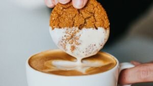 Bezglutenowe ciastko zanurzane w kawie – miejsca bez glutenu w Zabrzu