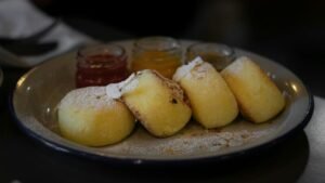 Placuszki z serka wiejskiego podane z konfiturami – pomysł na słodkie śniadanie