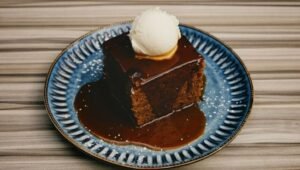 Brownie z serka wiejskiego bez mąki z polewą czekoladową i lodami
