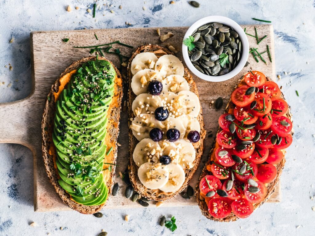 kanapki na pieczywie bez glutenu zdjęcie trzech kanapek z różnymi dodatkami na pieczywie bez glutenu