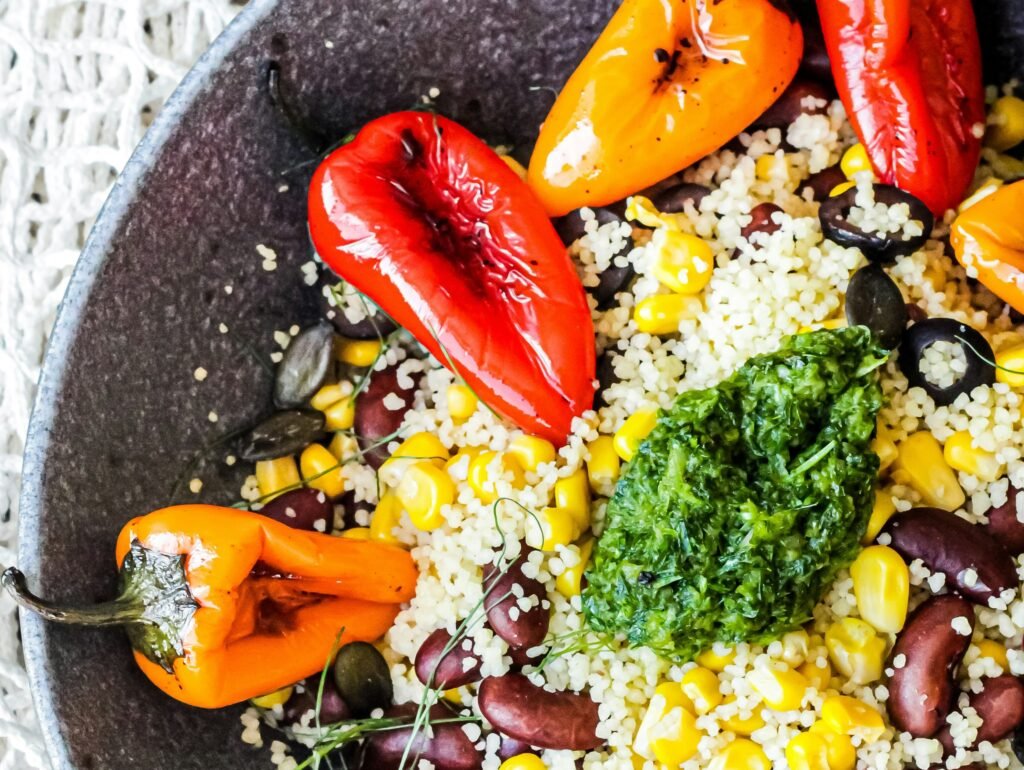 kuskus zdjęcie dania z kaszą kuskus z kolorowymi papryczkami