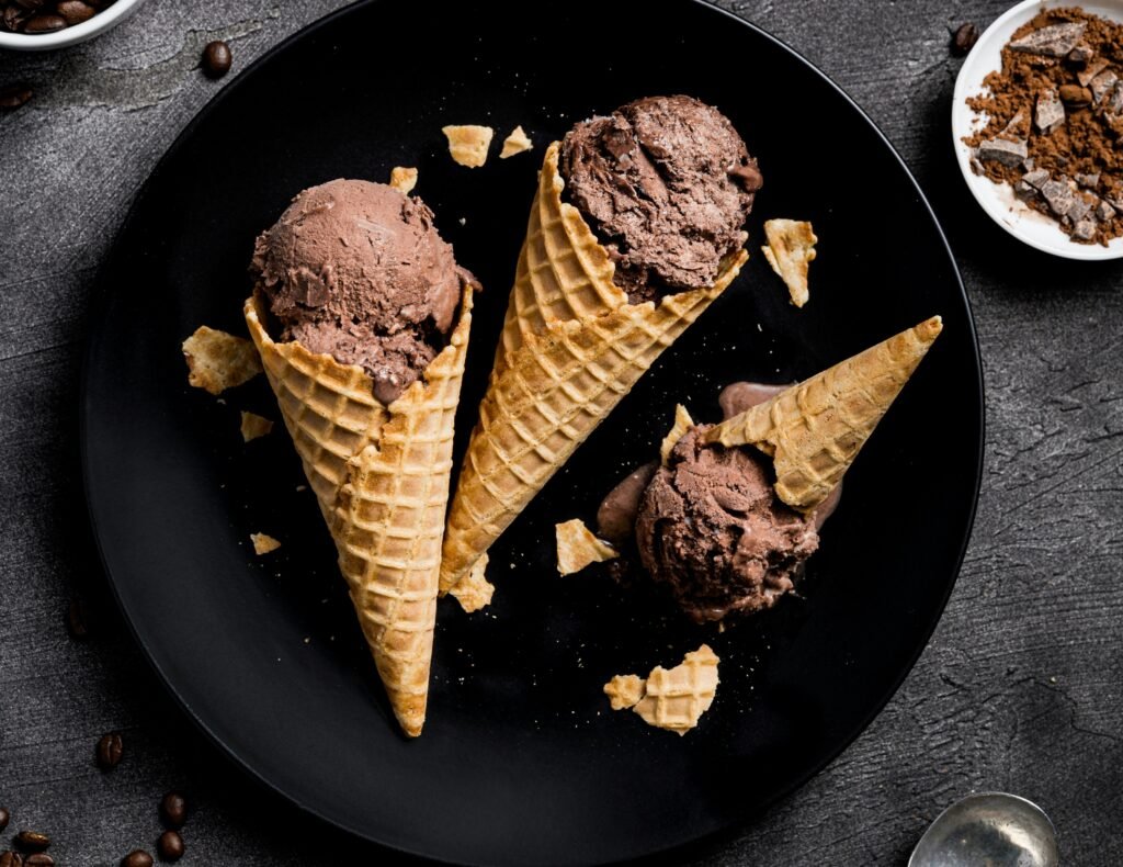 lody zdjęcie lodów czekoladowych w wafelkach ułożonych na talerzu na stole