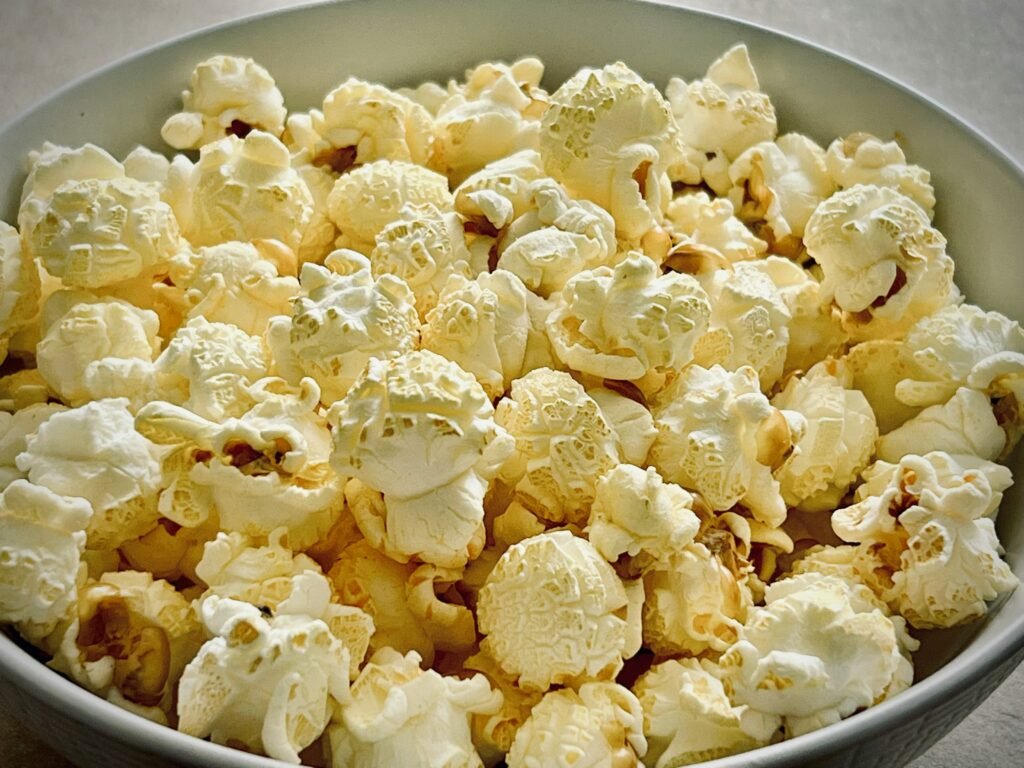 zdjęcie popcornu bez glutenu w misce