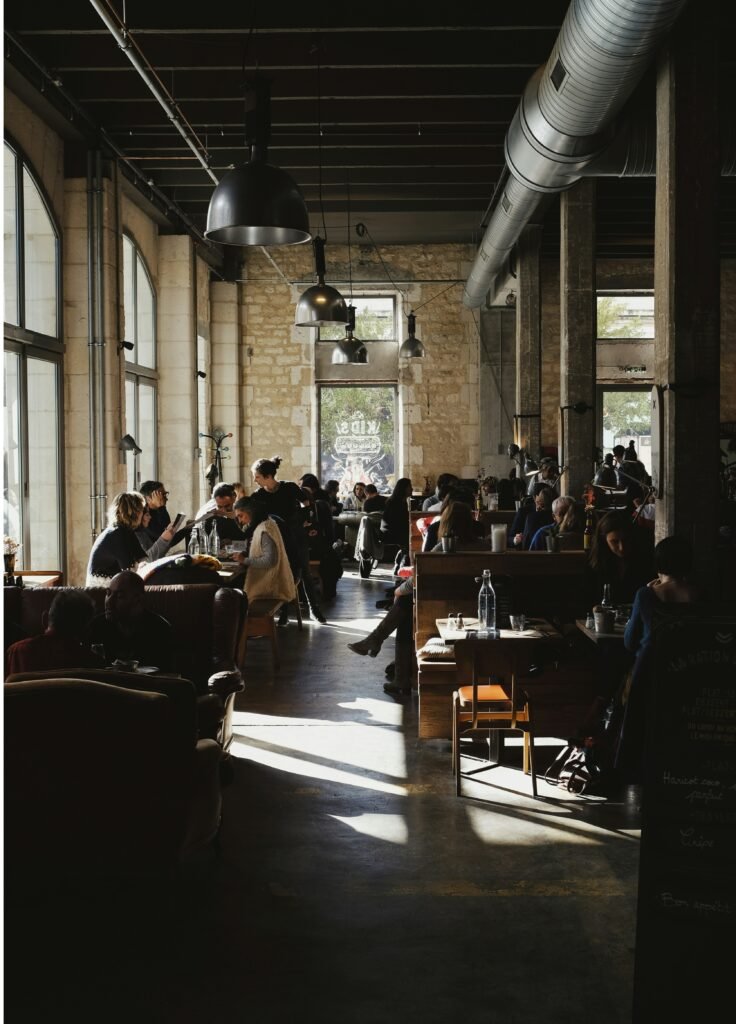 zdjęcie przedstawiajace wnętrze restauracji z klientami, która przygotowuje dania bez glutenu