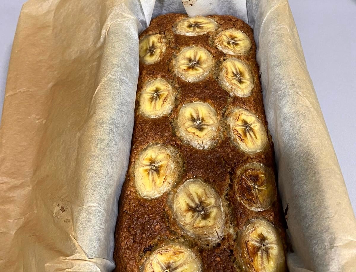 zdjęcie bezglutenowego chlebka bananowego w keksówce (zbliżenie)