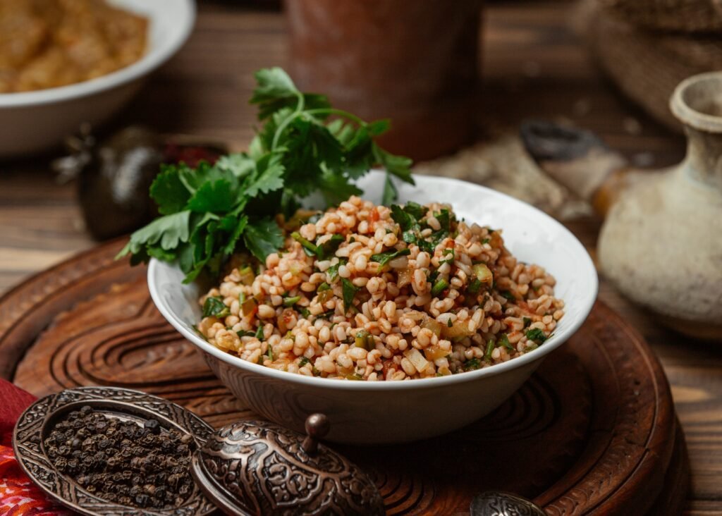 kasza bulgur sałatka Zdrowy posiłek z kaszą bulgur i i świeżymi ziołami na talerzu
