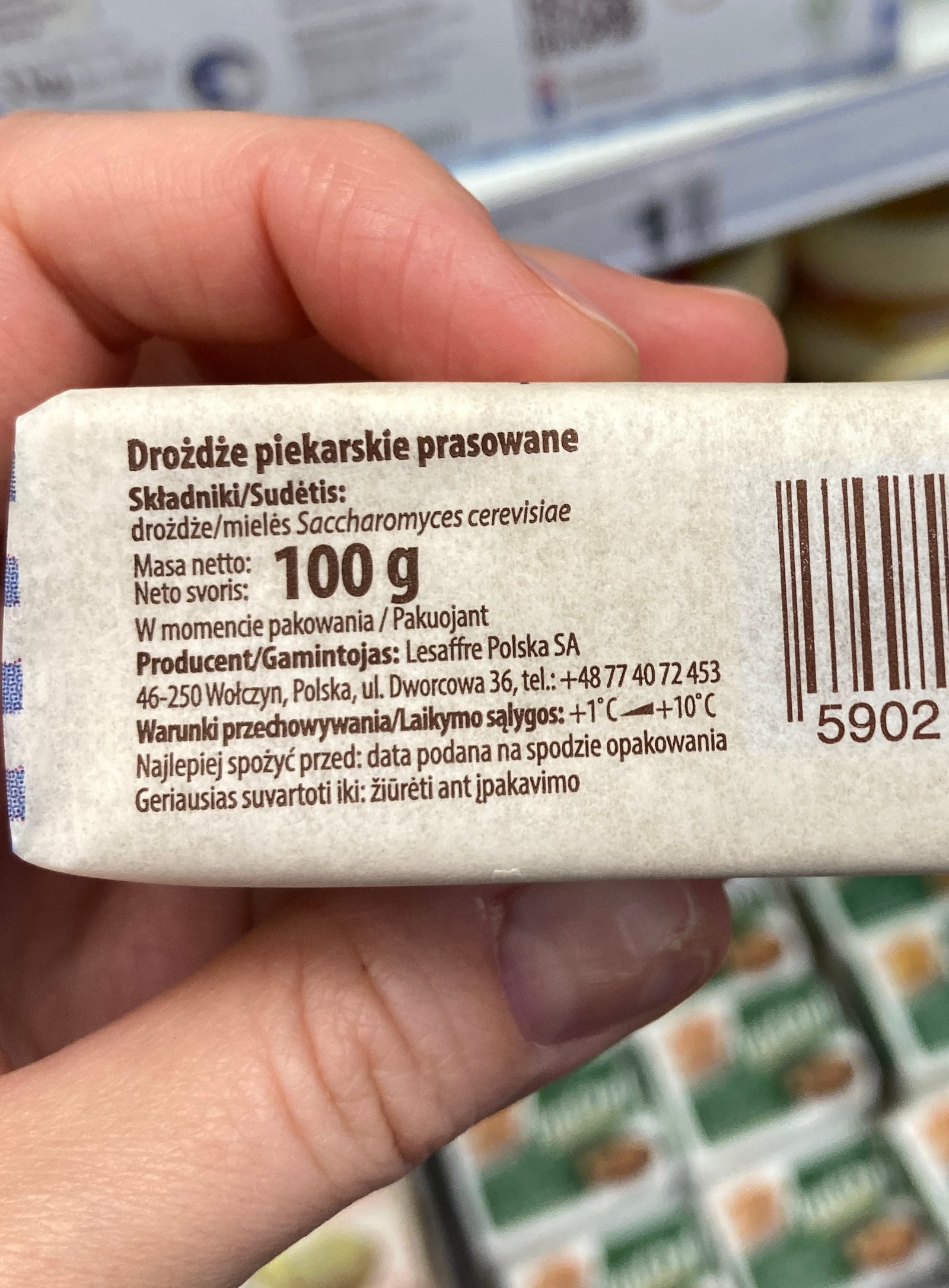 zdjęcie opakowania drożdży z przybliżeniem na skład