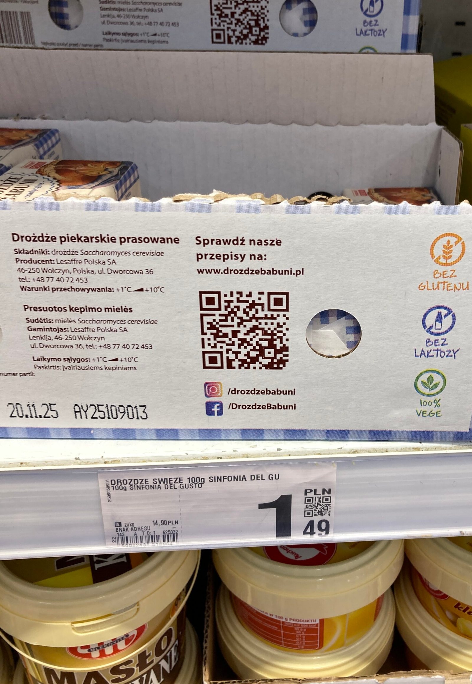 zdjęcie kartonu na półce w supermarkecie, w którym znajdują się drożdże