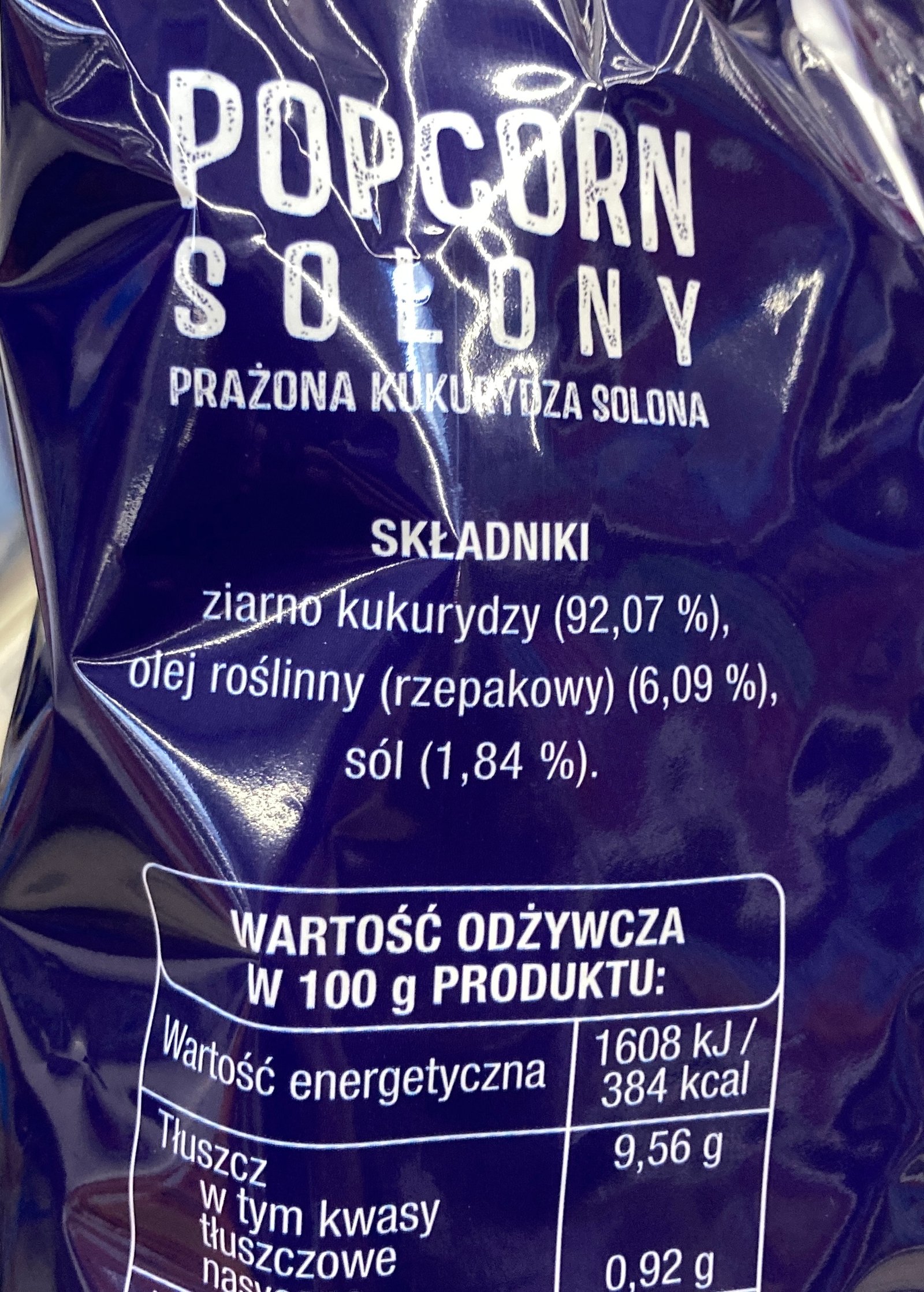 zdjęcie tyłu opakowania popcornu z supermaketu ze zbliżeniem na skład