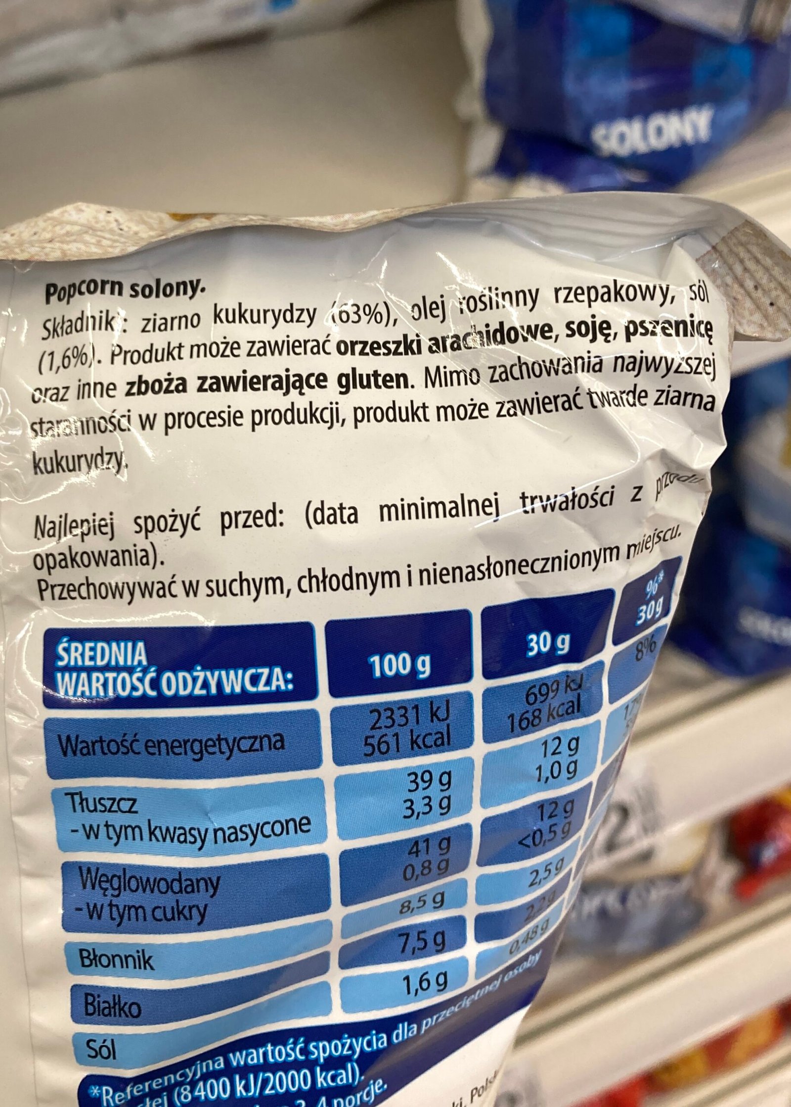 zdjęcie tyłu opakowania popcornu z supermaketu ze zbliżeniem na skład w którym jest gluten