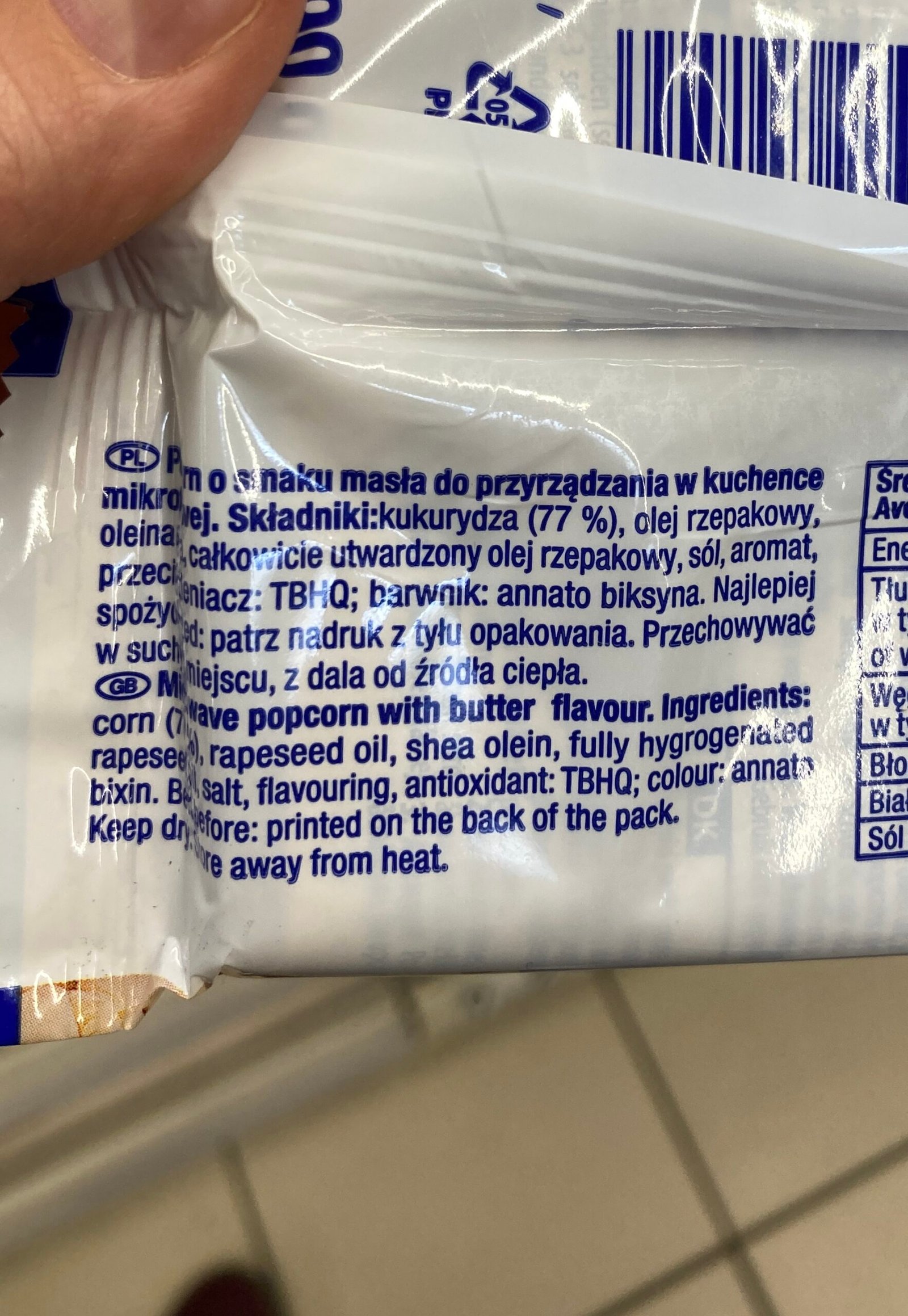 zdjęcie tyłu opakowania popcornu do mikrofalówki ze zbliżeniem na skład