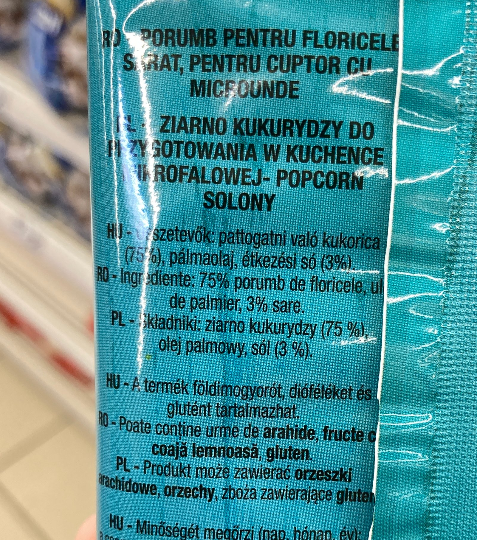 zdjęcie tyłu opakowania popcornu z supermaketu ze zbliżeniem na skład