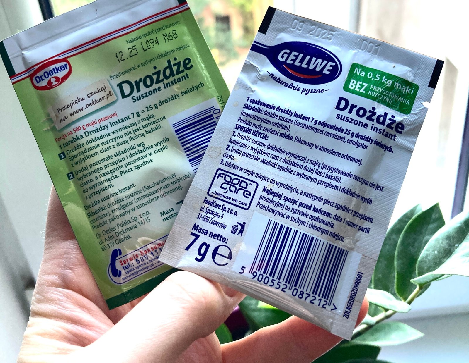 zdjęcie dwóch opakowań drożdży instant z opisanym składem i innymi informacjami