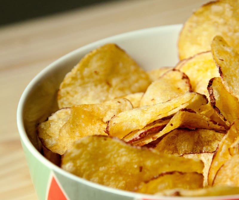 zdjęcie chipsów ziemniaczanych w kolorowej misce