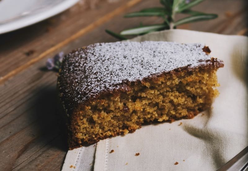 zdjęcie kawałka ciasta marchewkowego ułożonego na serwetce na stole