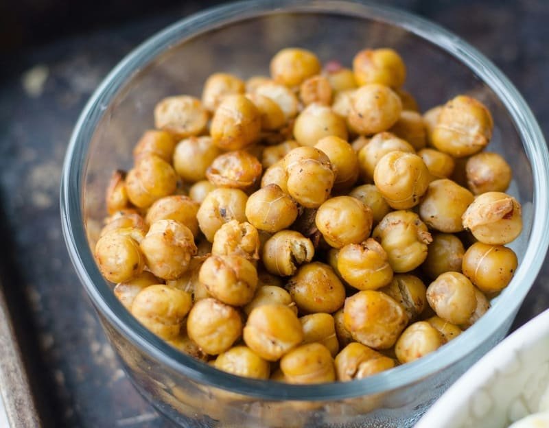 zdjęcie ciecierzycy z przyprawami w przezroczystej misce