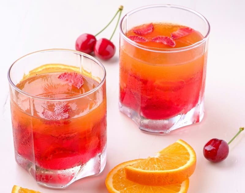 galaretka zdjęcie kolorowych galaretek z owocami w szklankach