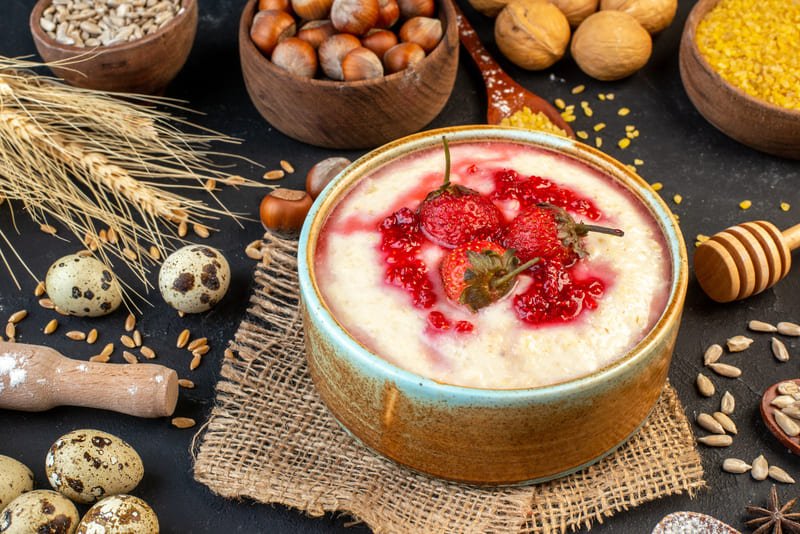 kasza manna Kasza manna z owocami w misce – kasza pszenna zawierająca gluten, niewskazana na diecie bezglutenowej i przy celiakii
