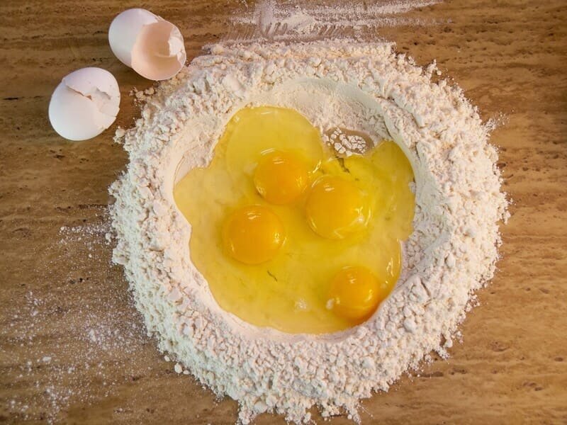 maka orkiszowa Mąka orkiszowa z jajkami na blacie – produkt z orkiszu zawierający gluten, niewskazany na diecie bezglutenowej