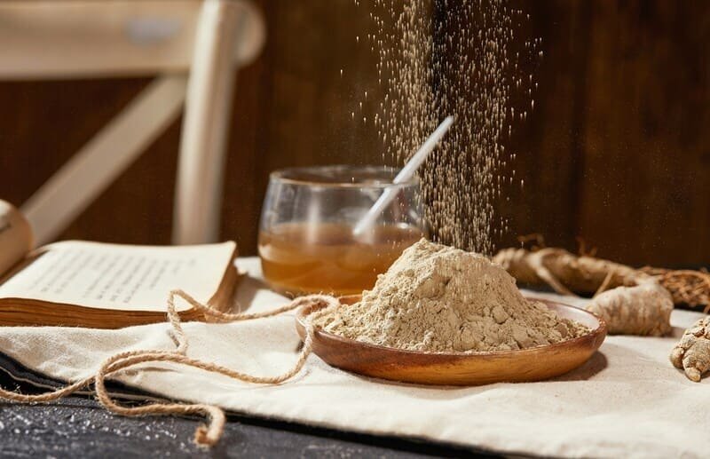 Mąka owsiana na drewnianym talerzu – produkt owsiany, który może zawierać gluten, jeśli nie jest certyfikowaną mąką owsianą bezglutenową